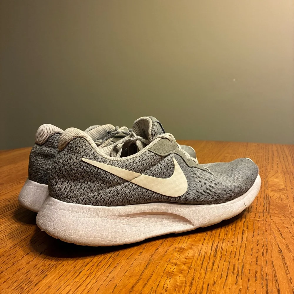 Nike‎ Tanjun Womens Size 8.5 Grey White Running Shoes Sneakers 812655-010